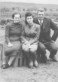 Rodiče maminky pamětníka Julie a Richarda Pfefferových, vlevo babička Cecílie z otcovy strany 