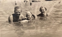 Rodiče se sestrou v Jugoslávii v roce 1936