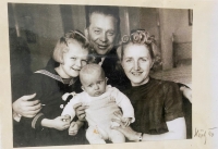 Jana Kučerová se sestrou a rodiči
