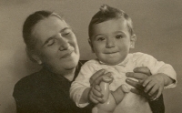 Pavel Hoffmann as a child with Grandma Keleti. 1940