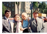 Brat Róbert, mamička Helena, jej sestra Anči s manželom Mikim v roku 1990