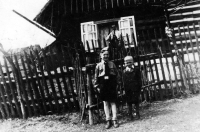 With his brother Eduard (in Hitler Youth uniform) in front of the family house, his father Pavel in the window, ca. 1941