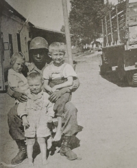 Fotografie s americkým vojákem, květen 1945, Karel Halml malý chlapec napravo, z knihy II. světová válka na Horažďovicku