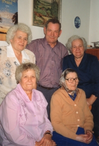 On the top left, Berta Jelínková with her siblings Herman, Marie and Hilda, after the year 2000. On the bottom right sits their mother, who lived to be 92 years old.