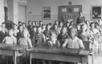 The witness in 1954, fourth grade, first row, first from right