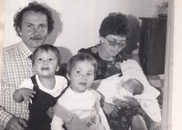 Miroslav Janík s manželkou Věrou a s dětmi Marií, Martinem a Věrkou-Verunkou v roce 1984 
