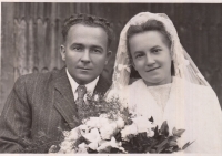 Svatební fotografie pamětníkových rodičů Josefa a Jarmily Janíkových z 27. května 1945
