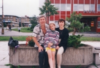 S mladší sestrou Miladou a neteří Petrou, Litvínov, 1995