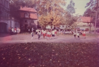 Children in front of the Bartošovice castle