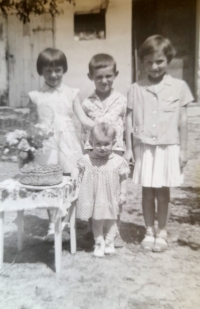The witness's children - son in the middle, daughter on the right 