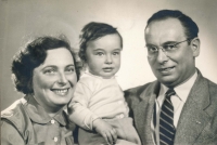 Tomáš Kraus with his parents in 1955