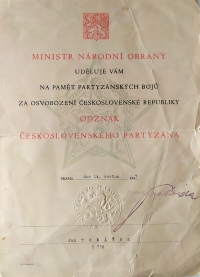 Odznak partyzána pro Jana Tomáška od ministra obrany Ludvíka Svobody, 1947