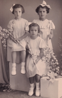 První svaté přijímání 1939, vlevo Alena Buchalová, Milada Božková, sestřenice sedí