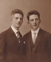 Bratři Maxmilián (vlevo) a Alois Sonnkovi, druhá polovina 30. let