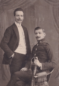 Nevlastní bratři otce pamětnice Rudolf a Emil. Rudolf padl v 1. světové válce, Emil nezvěstný z 2. světové války, 1913
