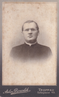 Strýc matky pamětnice páter Josef Hlubek, který mimo jiné redigoval Katolické noviny