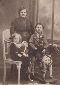 Mother Marie Sonnková (Hlubková) with her mother and brother, ca. 1915
