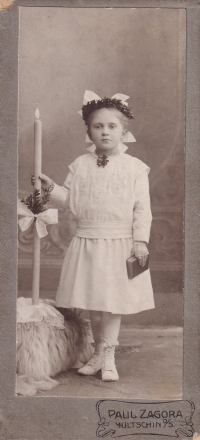 Matka Marie Sonnková (Hlubková) u svatého přijímání, kolem roku 1918