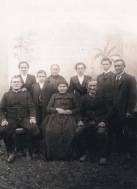 Praprarodiče Hlubkovi se svými dětmi, cca 1903