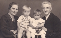 Kristina Tesková s rodiči a bratrem Gerhardem, který zemřel ve třech letech, 1940