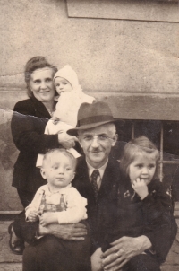 Kristina Tesková with parents and brothers Petr and Mojmír, 1943