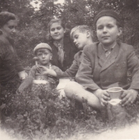 Kristina Tesková (vzadu uprostřed) s matkou a bratry na borůvkách v Plesné, kolem roku 1954
