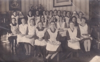 Matka Marie Sonnková (druhá zprava dole) v rodinné klášterní škole v Kravařích, 1927