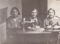 Matka Marie Sonnková, tehdy Hlubková (uprostřed) se svými učenkami, 1932
