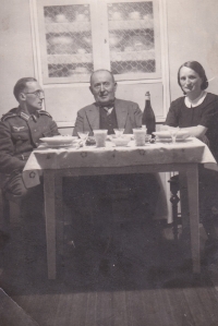 Strýc Karel Hlubek s otcem a manželkou, cca 1943