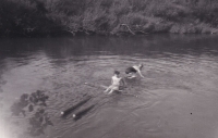 Kristina Tesková na řece Opavě s kamarádkou, cca 1958