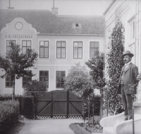 The watchmaking apprenticeship in Karlstein, where his father taught
