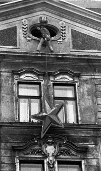 Jiří Dohnal during the removal of the red star in Olomouc, November 1989