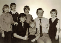 Rodina Jana Breníka v OV Mar. Horách asi v roce 1981 – Jan, Ludmila a děti odleva: Jana, Marie, Kateřina, Helena a Jiřina (uprostřed)