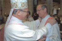 S biskupem Lobkowiczem po skončení mše svaté v katedrále Božského Spasitele 9. 9 2006, při níž Jan Breník přijal jáhenské svěcení