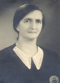 Babička z otcovy strany Anežka Hošková