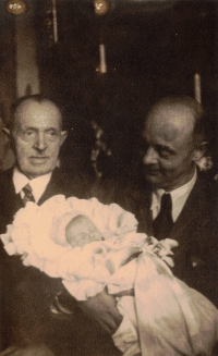 6. ledna 1946 - křtiny. Jan Breník v náručí svého kmotra, vlevo v pozadí jeho dědeček Václav