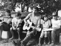 Marián Hošek with children in Kochánov, 1989