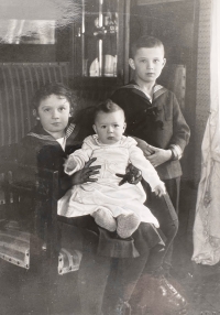 Victor, Vera´s father, standing left, with his siblings Franz and Irma sitting, 1922