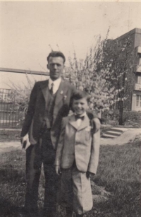 Pamětník s otcem,  Žamberk, cca 1936
