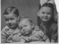 Marián Hošek se sestrou Zdenou a bratrem Jozefem, 1951