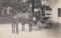 Dobová fotografie pamětníkova dědečka z otcovy strany s koňským povozem