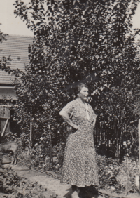 Pamětníkova matka v letech 1943-1944 v Modřicích na zahradě 