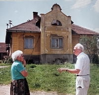 Irma and Victor in front of the house where the Konigs used to live, Smolotely 1999