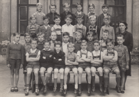 Werner Pohnitzer (nahoře druhý zleva) na školní fotografii