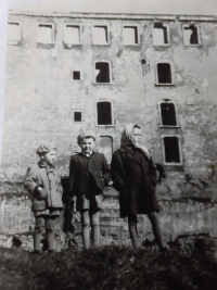 Marián Hošek se sourozenci (první zleva) pod ruinami bratislavského hradu, 1955