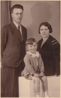 With parents, 1932