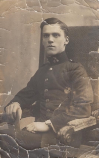 Otec pamětníka jako četař absolvent gymnázia (avers korespondenčního lístku), 1916