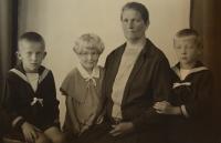 Babička Pelikánová s vnoučaty, zleva: Mirek Kotek, Jaroslava Novotná, Zdeněk Pánek, 1932