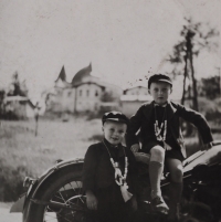 Brothers Řičánek, during the World War II (in the background most probably Svatý Hostýn)