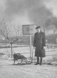 Eva Jiřičná with her mother in wartime Zlín
